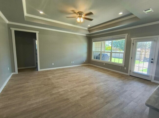 Building Photo - Stunning and Spacious 3bed/2bath Home – Yo...
