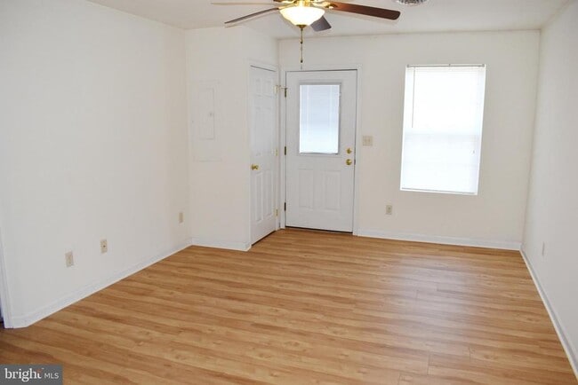 Building Photo - 2701 Roosevelt Dr
