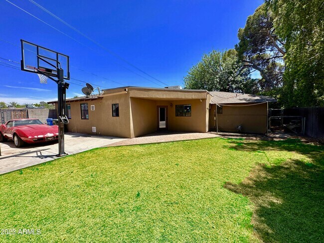 Foto del edificio - 946 E Denton Ln