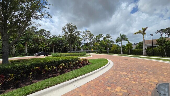 Building Photo - 6668 Pointe of Woods Dr