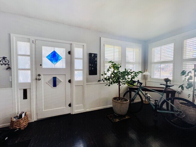 Foto del edificio - $0 DEPOSIT OPTION, CHARMING 3 BED 2 BATH TRADITIONAL BRICK HOME!! HUGE YARD, DETACHED GARAGE, COM...