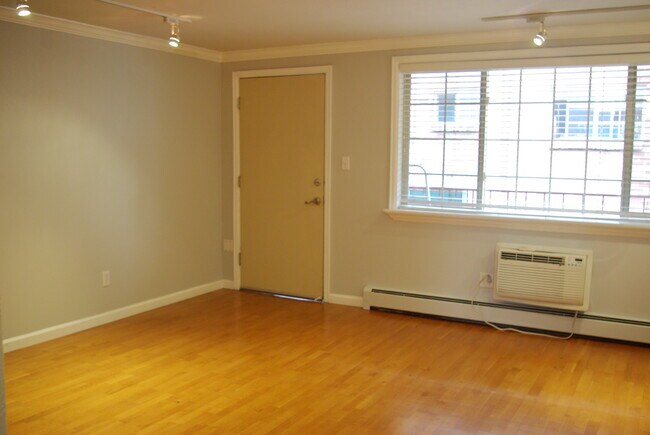 Entry/Family Room - 36 N Emerson St