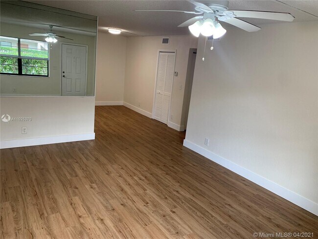 Foto del edificio - 3251 NW 102nd Terrace