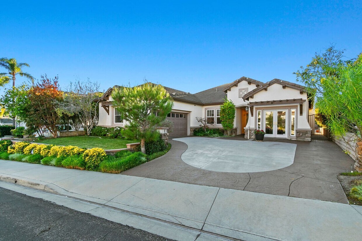 Foto principal - Spectacular Canyon-View Single-Level Home in Gated Hillcrest Estates!