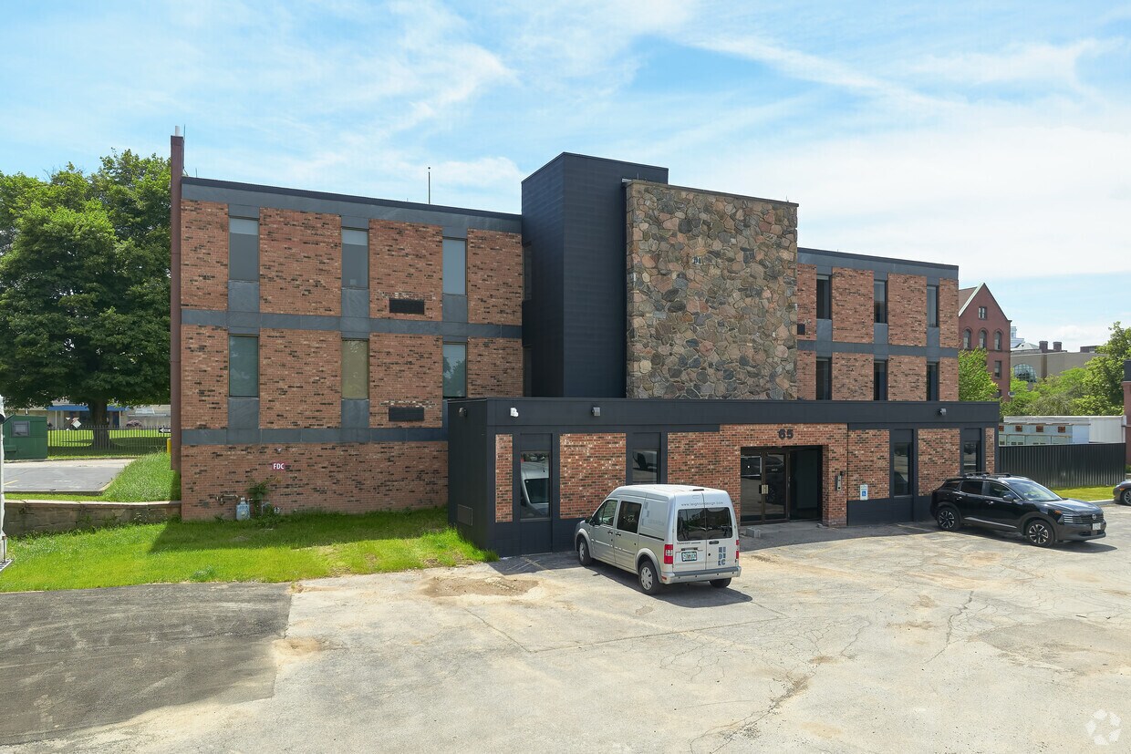 Foto del edificio - 65 College Ave