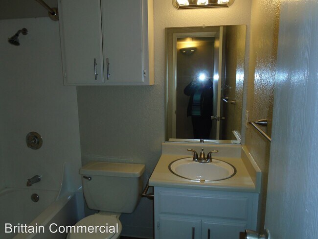 Foto del edificio - 2 br, 1 bath Apartment - 5915 KENNETH AVENUE