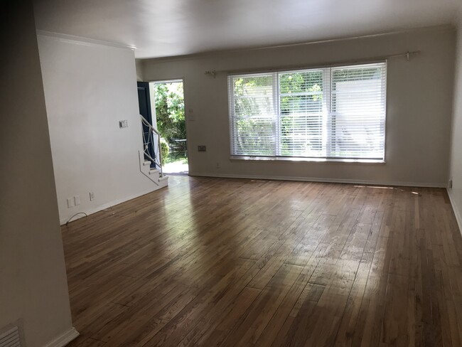 Sala de estar, vista al jardín - 144 S Roxbury Dr