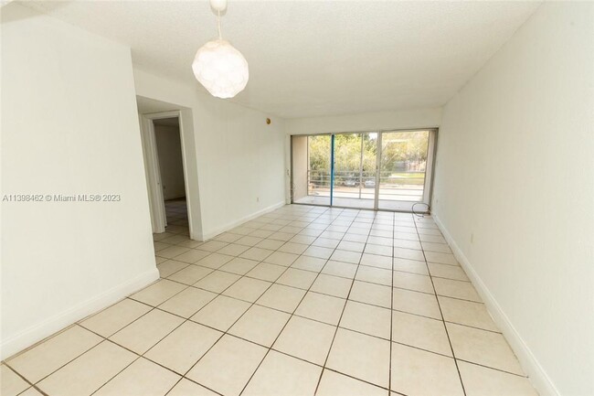 Foto del edificio - 4235 N University Dr