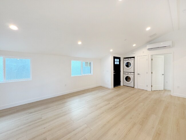 Foto del edificio - 4461 Farquhar Ave