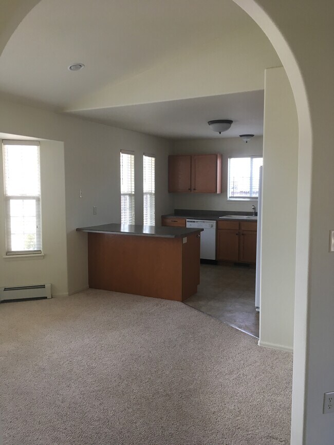 Building Photo - 642 1/2 Brooks Ct