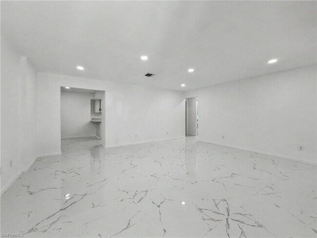 Foto del edificio - 2101 Hibiscus Rd