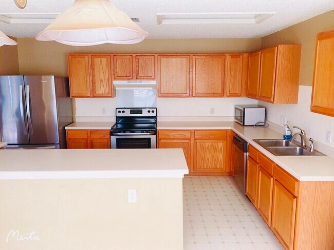 Great condition in the kithen, no gas, only electricity - 1904 Carriage Club Dr