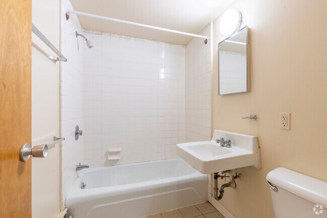 Estudio de 700 pies cuadrados - Baño - 323 Packard St