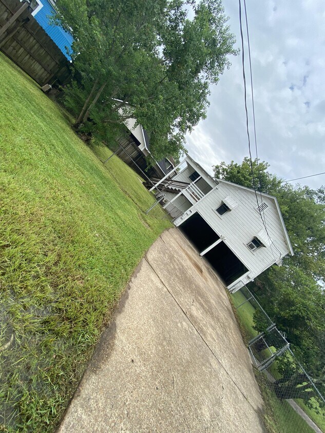 Foto principal - 4245 Woodlawn St