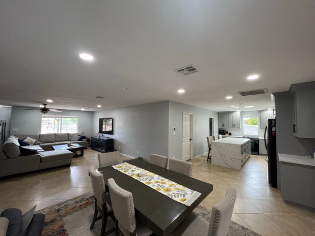 Foto del edificio - 2130 E Greenway Dr