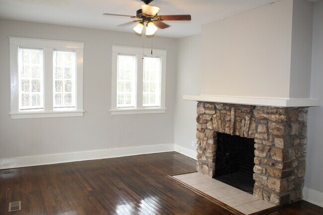 Foto del edificio - Beautifull Tri-plex located in the heart o...