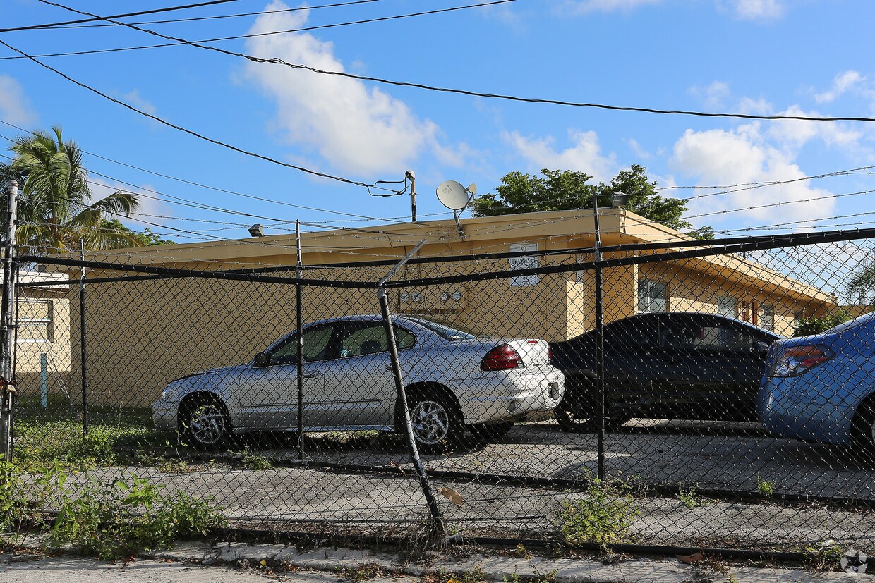 Building Photo - 817 S H St