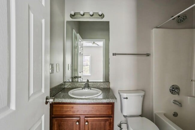 Foto del edificio - 740 Prince Pl NW