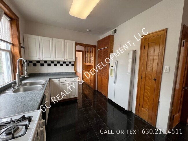 Foto del edificio - *** SPACIOUS 3 BEDROOM / 1.5 BATH / CENTRA...