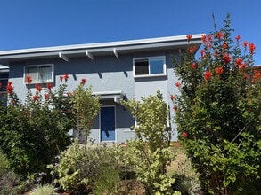Building Photo - 721 Rosedale Ave