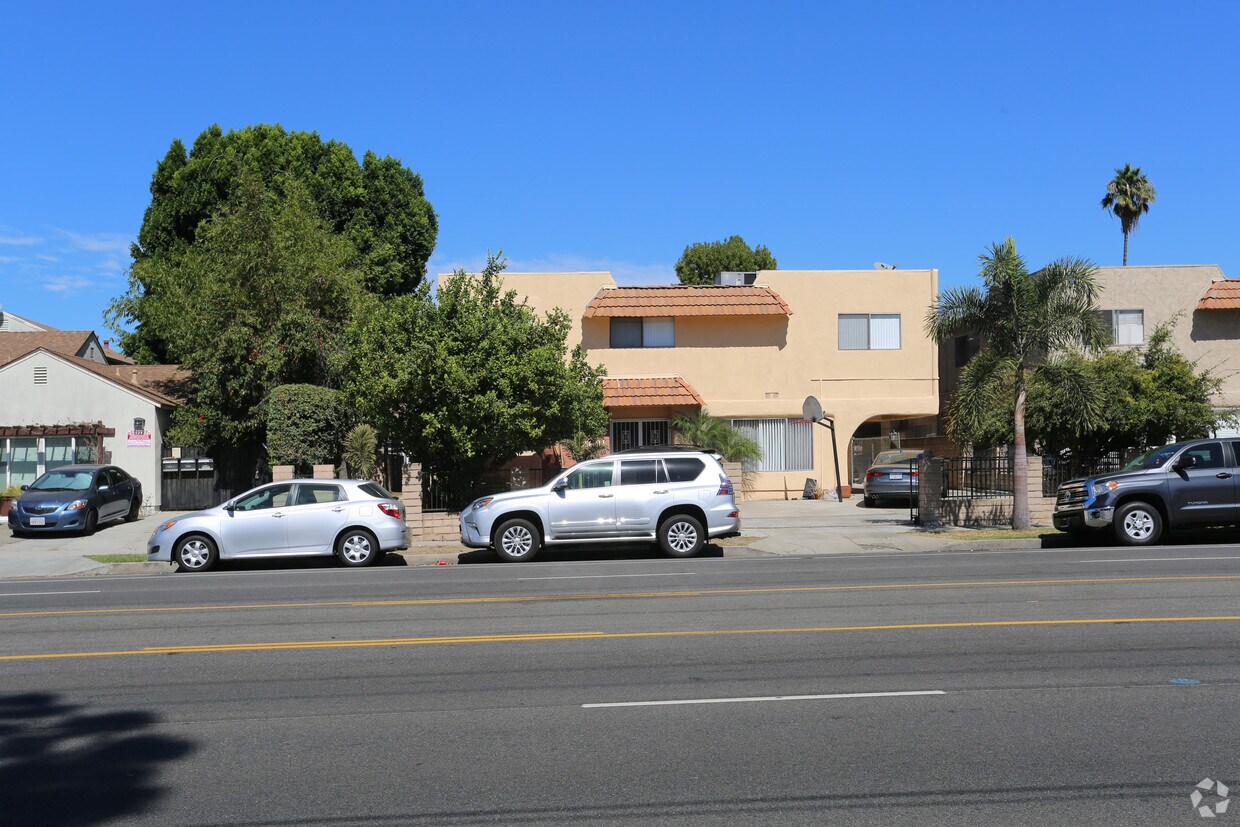 Edificio - 12001 Burbank Blvd