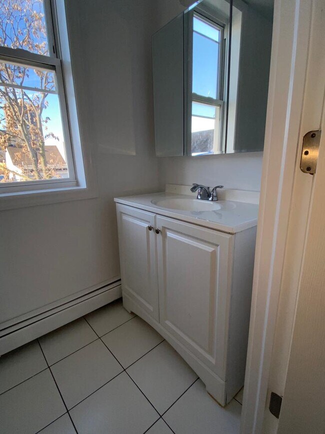 Building Photo - 942 E 19th St