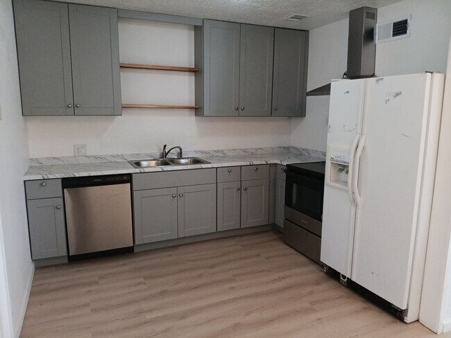 Foto del edificio - Cozy 4-bedroom, 2-bathroom home! Showings ...