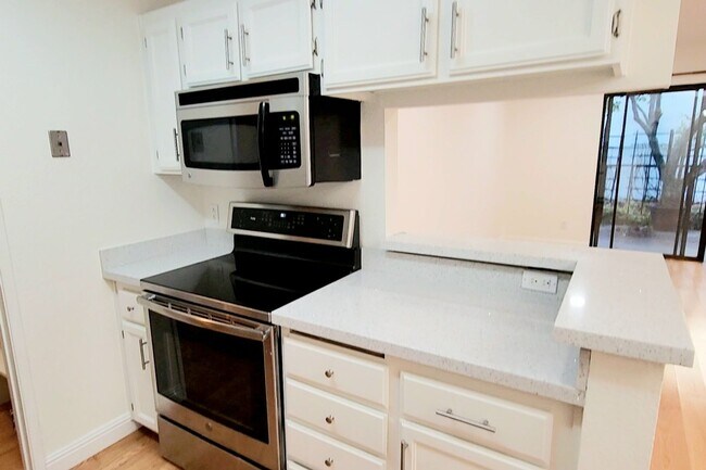 Foto del edificio - Spacious updated one bedroom with large de...