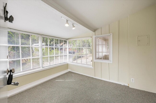 Building Photo - 31 Manzanita Ave