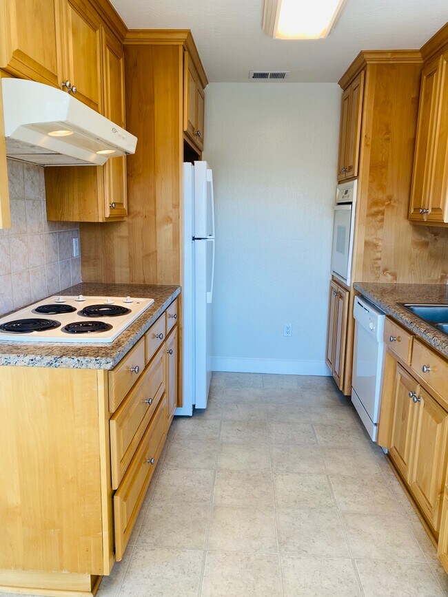 Kitchen - 1667 Whitwood Ln