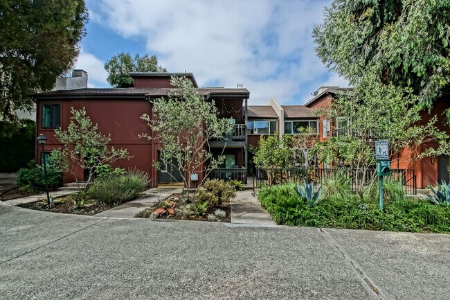 Foto del edificio - SPACIOUS, 2-STORY, 3BR2.5BA LAKESIDE CONDO...