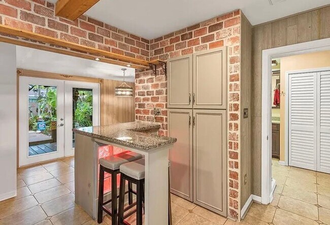 Building Photo - Charming 3-bedroom, 2-bath pool home available for move-in at the end of June.
