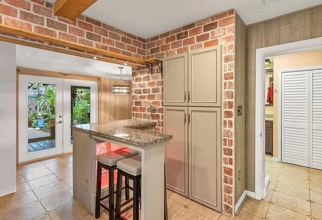 Foto del edificio - Charming 3-bedroom, 2-bath pool home available for move-in at the end of June.