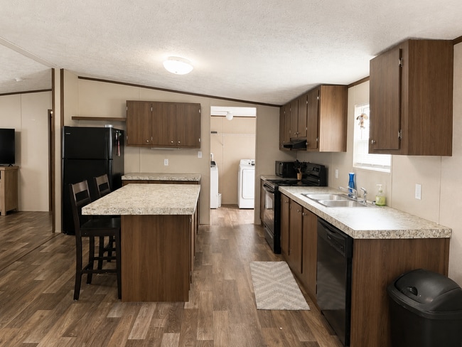 Building Photo - 4 Bedroom Home in Albany
