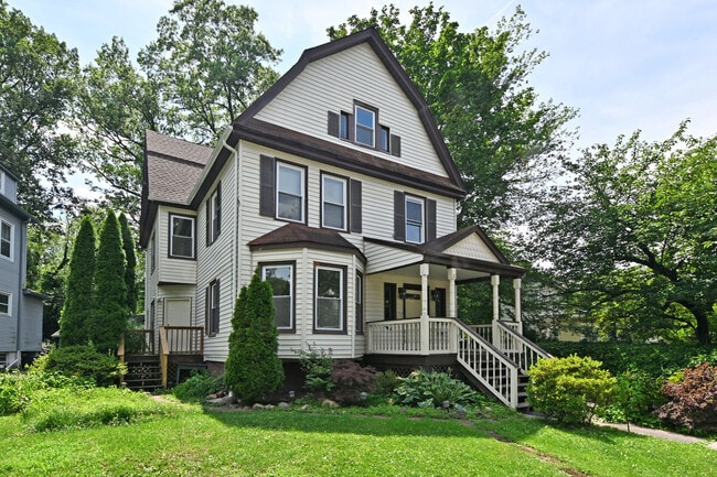 Building Photo - 32 Brainard Pl