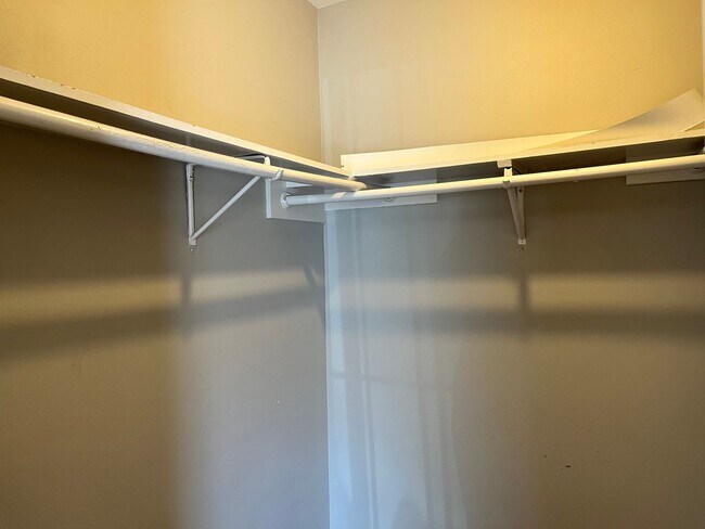 Building Photo - Cute 1/1 Close to Downtown!!