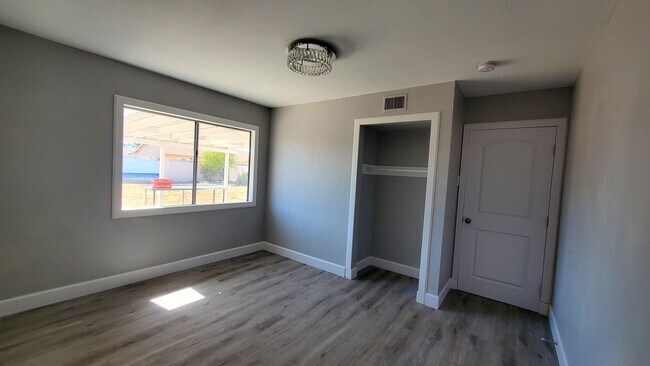 Building Photo - 523 N Hampton St