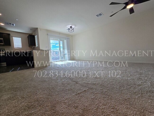 Foto del edificio - Gated~ 3 Bedroom ~ 2 Bath Townhome w/2 Car Garage~MUST SEE!