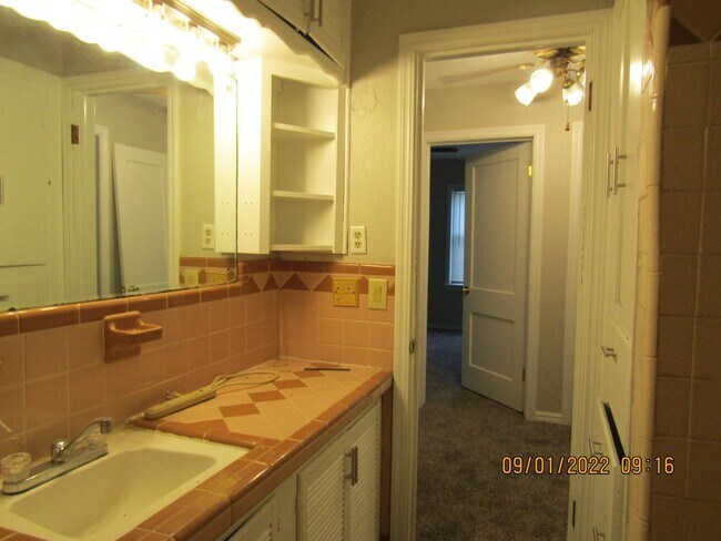 Building Photo - Very nice spacious home located in the Tom...
