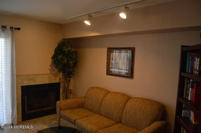 Foto del edificio - 245 Larchwood Ct