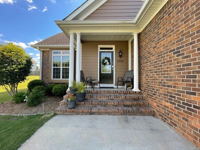 Foto del edificio - Charming 4 bedroom/2.5 bathroom in Tudor Branch!