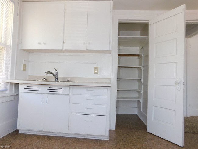 Building Photo - 2 br, 1 bath Apartment - 523 N 12th St. #3