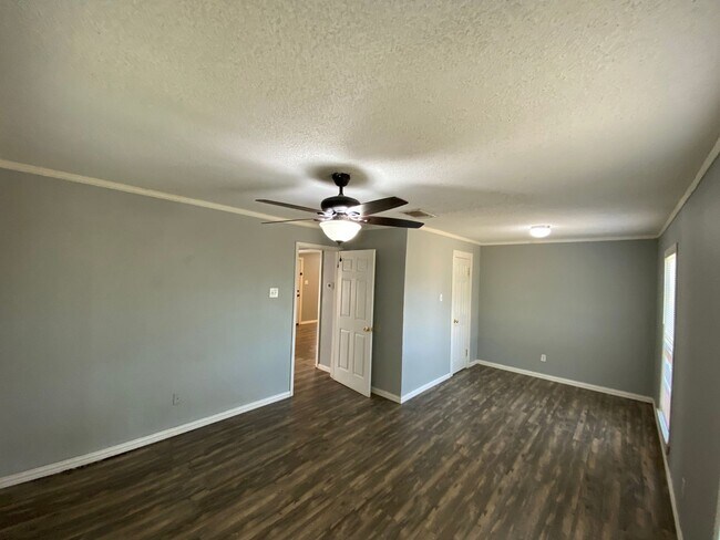 Foto del edificio - Completely Remodeled 3 Bedroom 1 Bath Home Close To Everything, COMING SOON!!