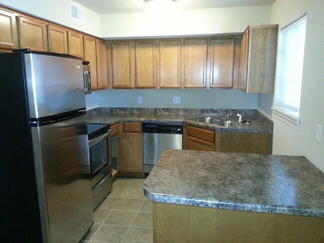 Foto del edificio - 2 bedroom, 1 bath condo near west side campus in University Heights