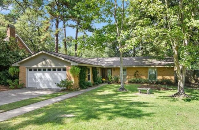 Building Photo - 102 Robin Hood Dr