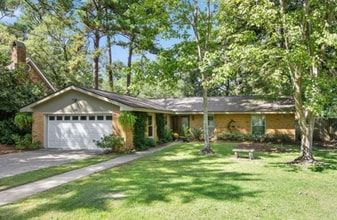 Building Photo - 102 Robin Hood Dr