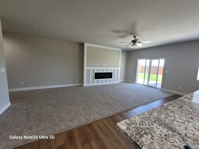 Foto del edificio - Gorgeous home located in Northeast Bakersf...