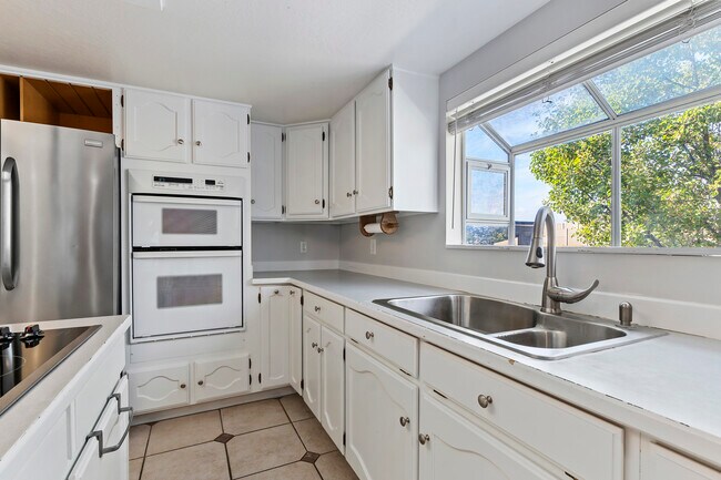 Foto del edificio - 3666 Pearblossom Cir