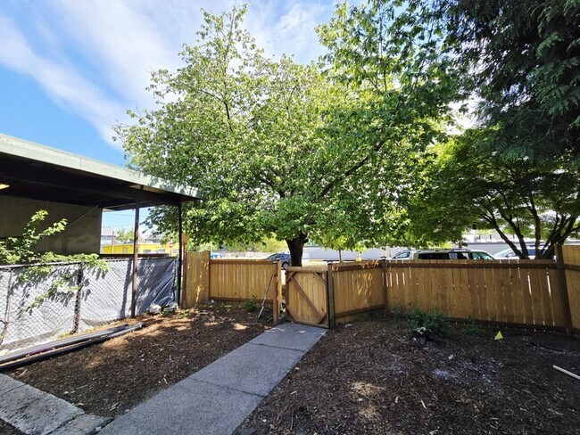 Building Photo - 1108 S Sheridan Ave
