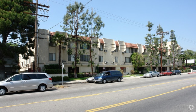 Building Photo - 7139 Hazeltine Ave
